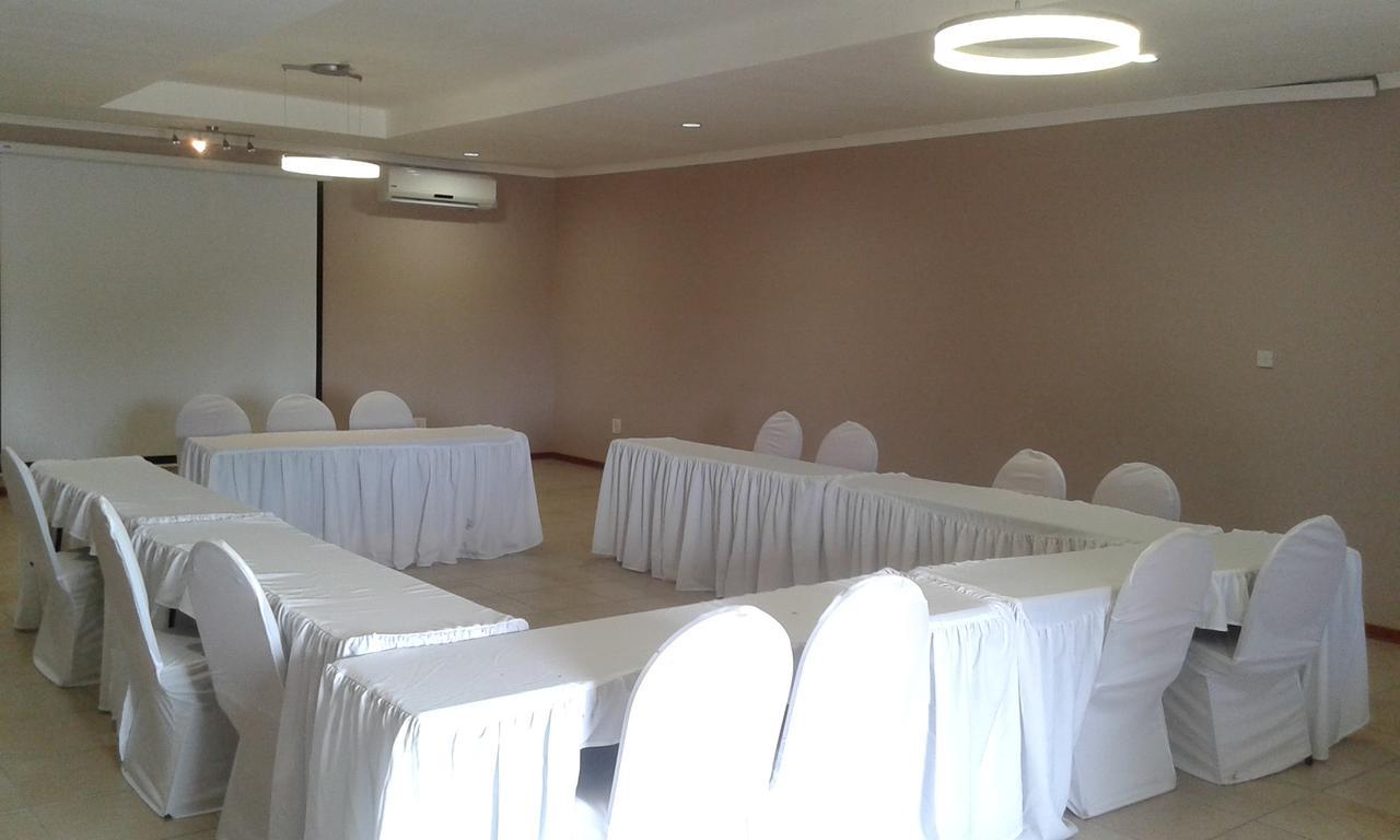 Larissa Hotel Maun Ngoại thất bức ảnh